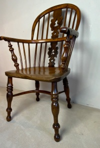 Yew wood Windsor arm chair Image 8